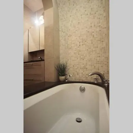 Apartment Luxurious Near Park