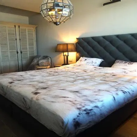 Luxurious Near Park *